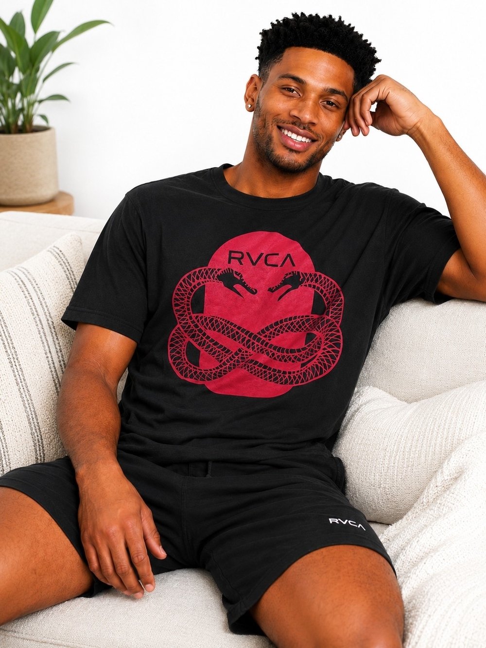 RVCA CLASSIC LOUNGEWEAR GRAPHIC TEE SIZE LARGE Black Tee with Red Snake Graphic